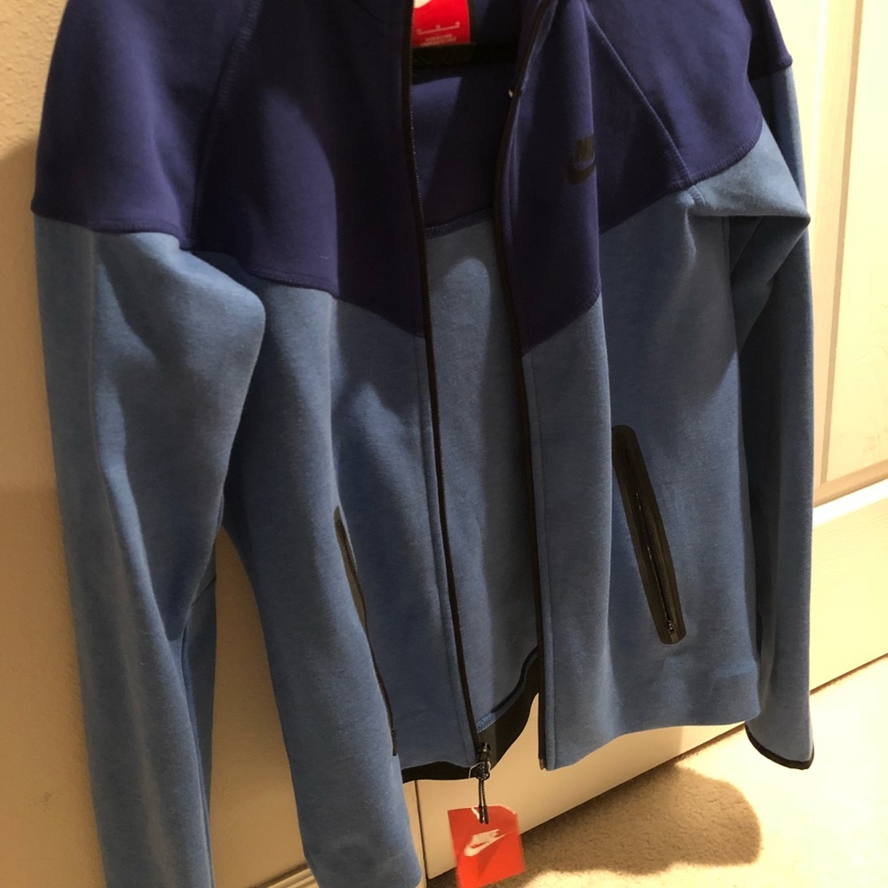 Hooded Nike Sweater NWT!